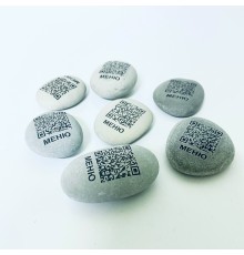 Камень галька с гравировкой