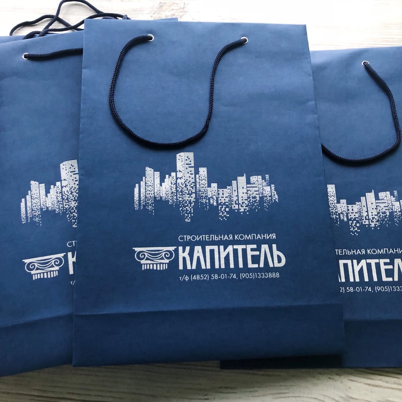 картонный пакет с логотипиом
